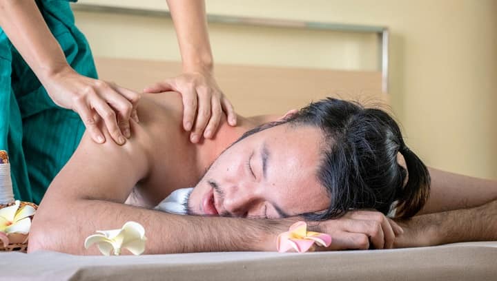 Massage bằng tinh dầu là gì